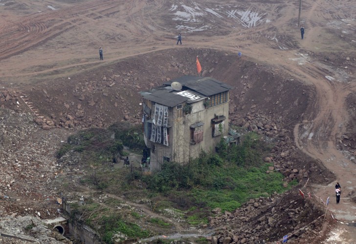 8. Ici, une maison reste debout au milieu d'une zone à Chongqing où bientôt de grands appartements vont sortir de terre (photo du 4 Février 2009).
