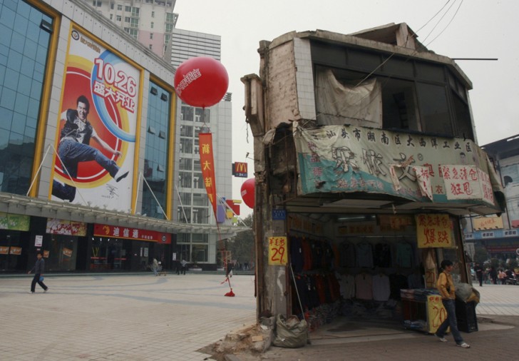 10. Qui invece una piccola casa resiste davanti ad un centro commerciale a Changsha (foto del 13 novembre 2007).