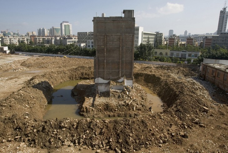 11. Zhao Xing, 58 Jahre alt, hat einen Wassergraben um sein Haus in Kunming gezogen (Foto vom 30. Oktober 2010).
