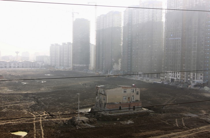 12. Et toujours à cause de l'absence d'accord entre les parties concernant l'indemnisation, une famille continue de vivre à Xiangyang (photo du 19 novembre 2013).