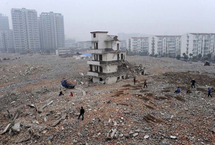 2. Eccone un'altra, però parzialmente demolita, situata a Hefei, nella provincia di Anhui (foto del 2 febbraio 2010).