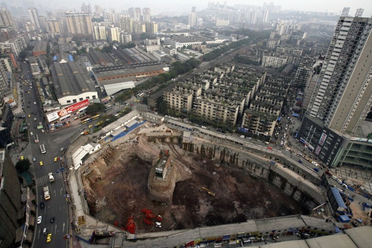 3. Ici, à Chongqing, le propriétaire, qui a érigé un drapeau en signe de protestation, a refusé de vendre au constructeur...