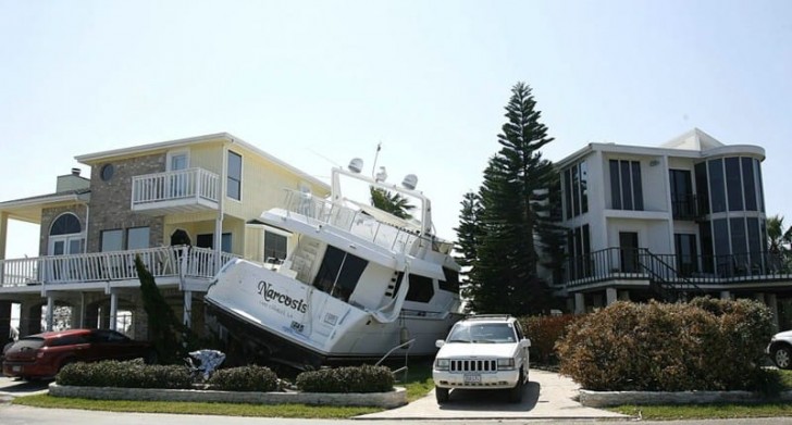 1. Cosa ci fa uno yacht parcheggiato in mezzo a due abitazioni?