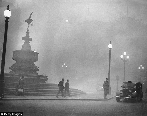 Niet alleen was het zichtsveld ongewoon beperkt, de mist veroorzaakte ook problemen aan de luchtwegen die tot de dood leidde van 4,000 mensen, en volgens schattingen opliep naar 12,000! 