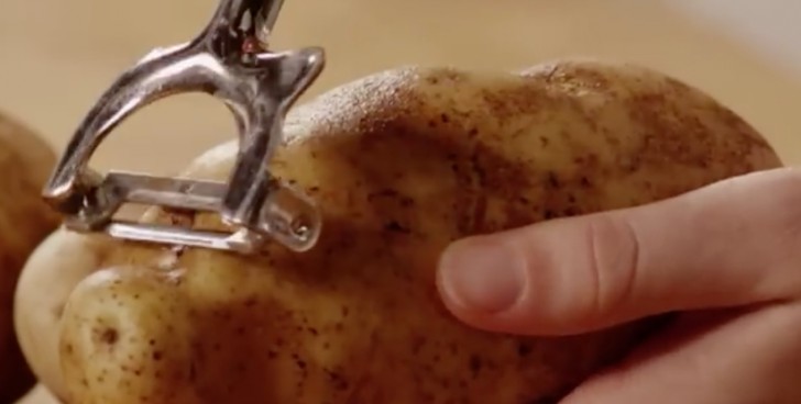 Iniziate a sbucciare le patate: potete usare il pelapatate oppure un coltello affilato.