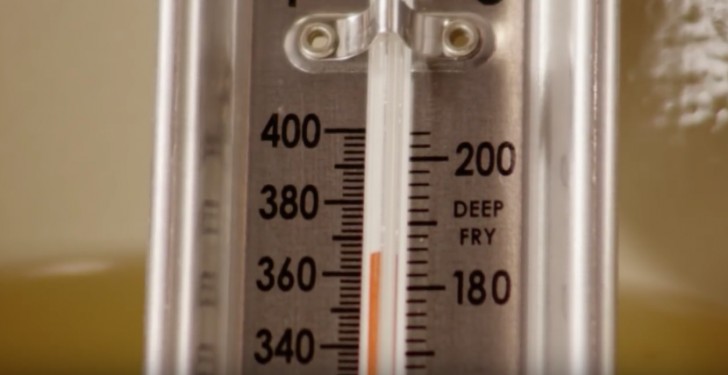 Calentar el aceite en un sarten: la temperatura optima para freir es par a 185°C.