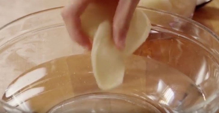 Apenas cortadas las fetas sumergirlas en un recipiente conteniendo agua fria.