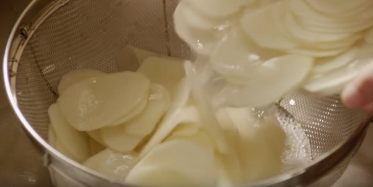 Affettate tutte le patate, risciacquate le fettine sotto acqua corrente.