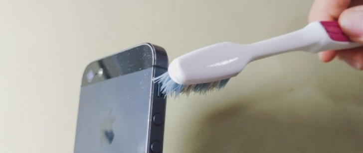 13. Utilisez une vieille brosse à dents pour nettoyer les boutons latéraux de votre smartphone!