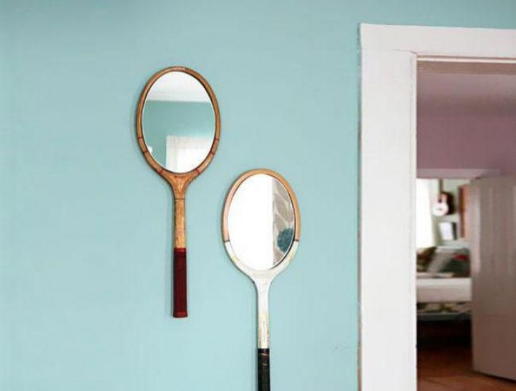 1. Vecchie racchette da tennis ora usate come specchi.