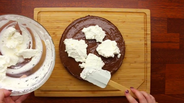Stendete la Nutella e la panna montata sulla base usando una spatola.