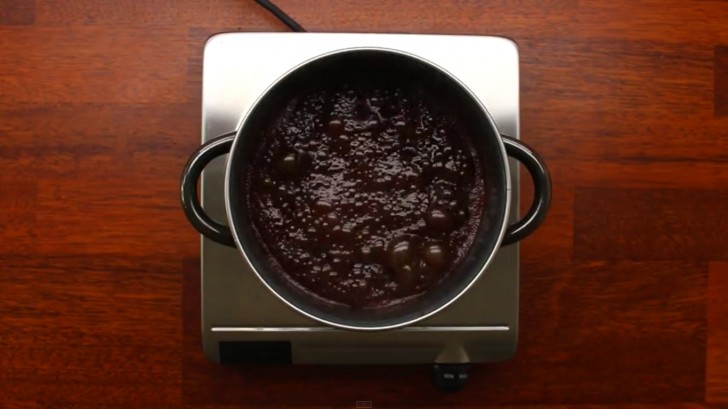 In un pentolino sciogliete una tavoletta di cioccolato fondente insieme a dell'acqua e dello zucchero. Spegnete la fiamma quando si formerà una crema leggermente densa.