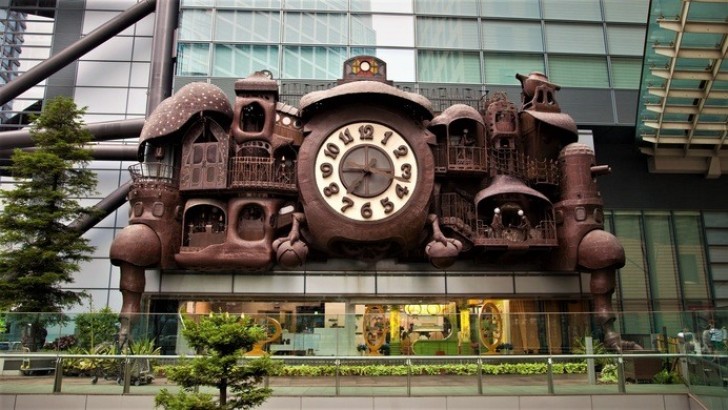 L’orologio-scultura dedicato alle menti creative che popolano lo Studio Ghibli si trova a Tokyo e non passa di certo inosservato!