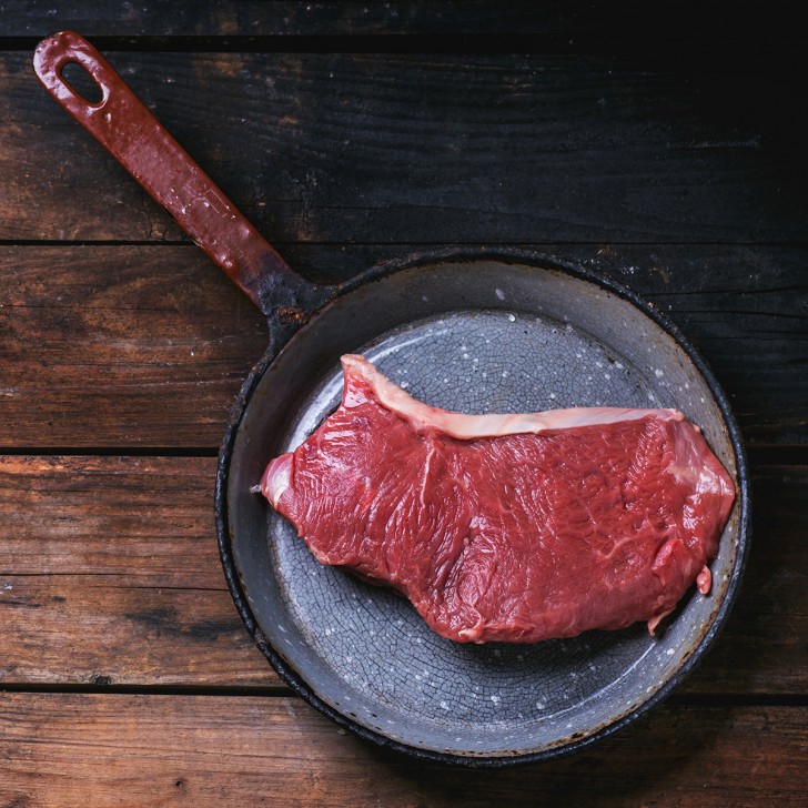 Depois adicione o alho esmagado e coloque a carne no forno pré-aquecido a 60º C.