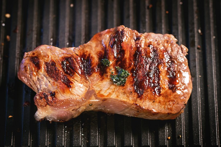 En faisant cuire pendant quelques minutes le steak au four, on passe à la poêle. Il faut le retourner après seulement deux minutes, pas plus!