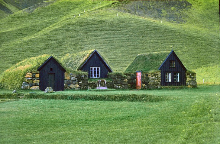 6. Fino agli Sessanta del Novecento a Reykjavík si abitava ancora nelle tipiche case di torba.