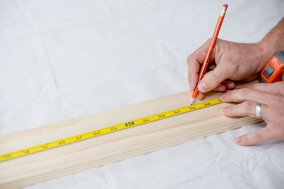 Si usted tiene tiras de madera largas, comience a marcar los pasos correctos y cortar con cuidado.