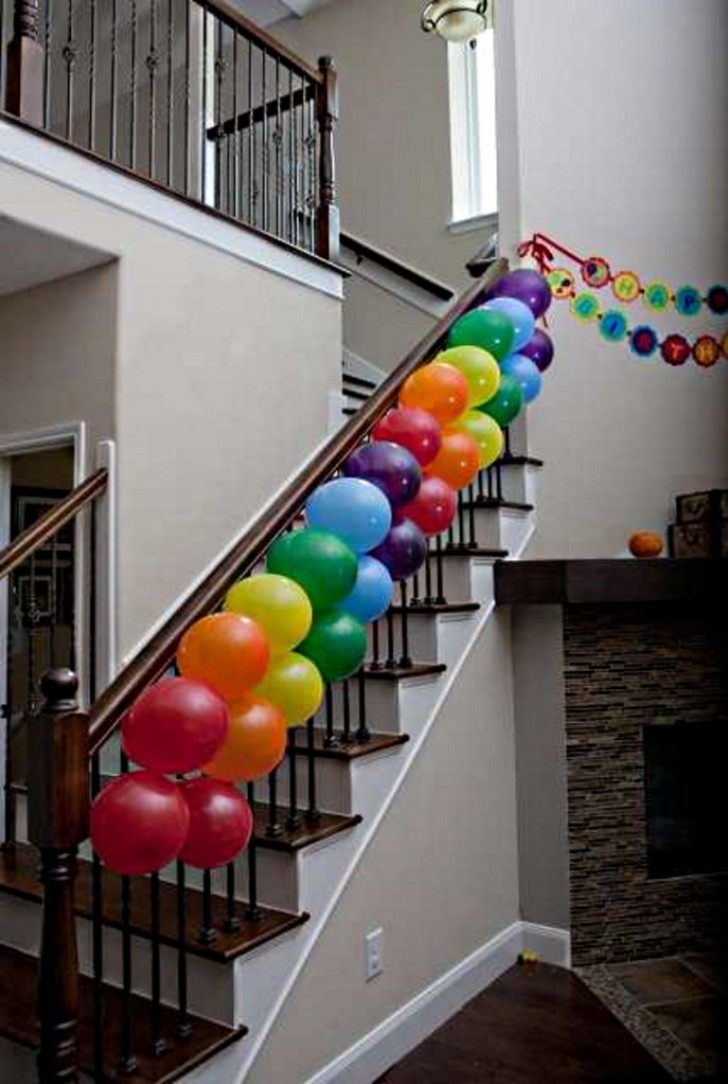 Wollt ihr, dass Luftballons länger halten (insbesondere die mit Helium gefüllten)? Sprüht sie mit Haarspray ein.