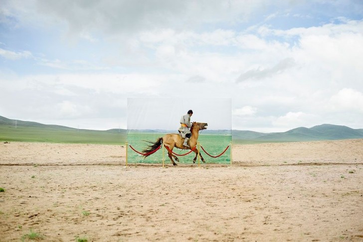 Anche se sempre più spesso ci si sposta verso i centri urbani, il 35% della popolazione mongola vive ancora secondo l'antica tradizione nomade.