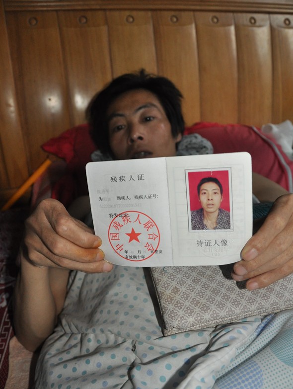 Ou Tongming, questo il nome del padre di 37 anni, paralizzato dalla vita in giù dopo una brutta caduta dal 2° piano di una casa in costruzione.
