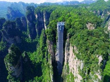 En chino esta impresionante obra de ingenieria es llamada "ascensor de los cien dragones" .