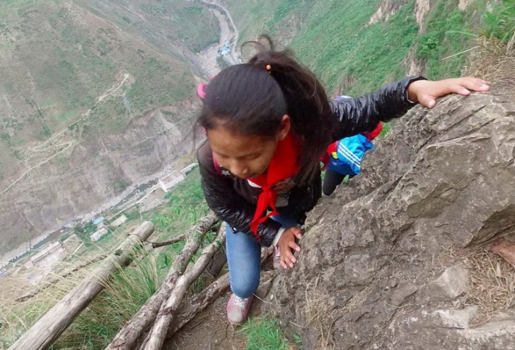 Een van de gevaarlijkste stukken is een rotswand die op 800 meter hoogte ligt van de grond.