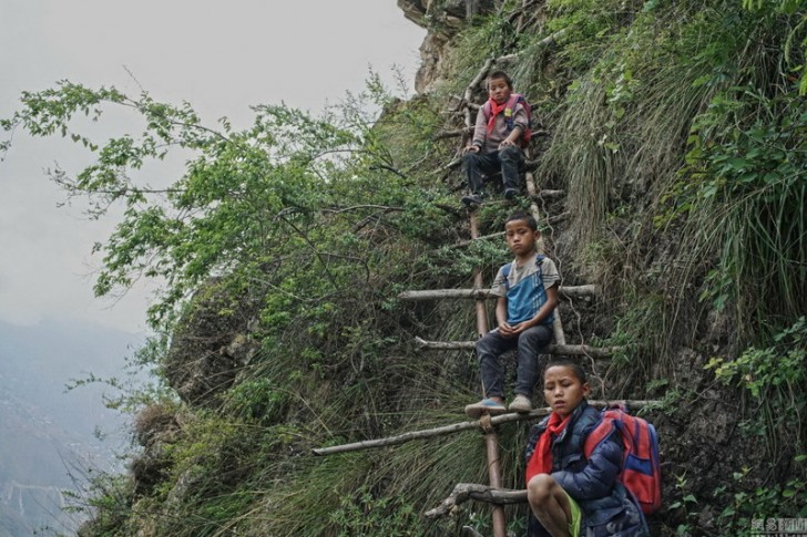 Les enfants sont "aidés" par un vieil escalier en bois de 100 ans, qui recouvre le trajet.