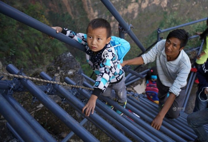 Dopo la diffusione virale della notizia dei bambini di Atule'er, il governo cinese si è organizzato per costruire una scala di acciaio al posto di quella di legno.