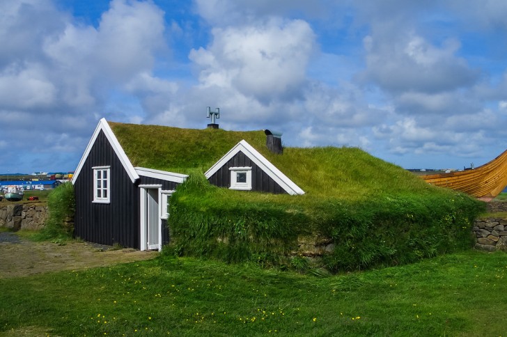 Le pittoresche case di manto erboso islandesi, conosciute con il nome di 