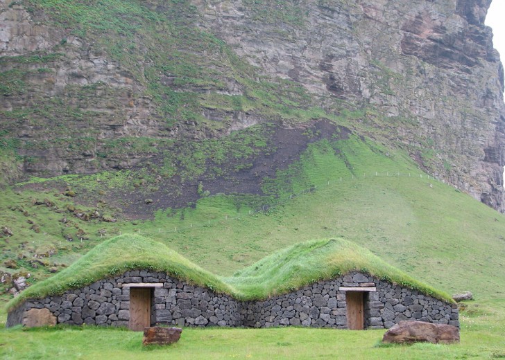 Il terreno ed il manto erboso disposto sopra i tetti delle case funge da isolante contro il freddo ed il vento.