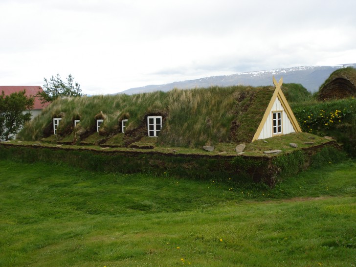 Il clima decisamente non mite dell'Islanda non permette di costruire case solo in pietra o legno.