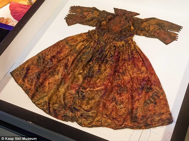 Op de prachtige jurk die ontzettend goed bewaard is gebleven, is het familiewapen van de familie Stuart geborduurd.