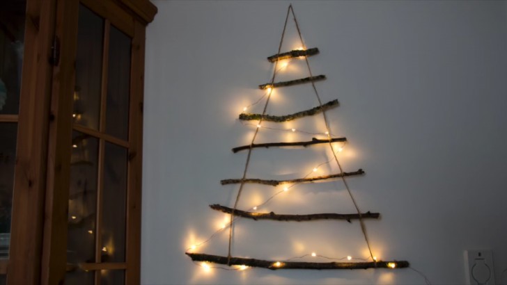 Vous pouvez maintenant accrocher votre arbre en style minimal et le décorer avec des lumières!