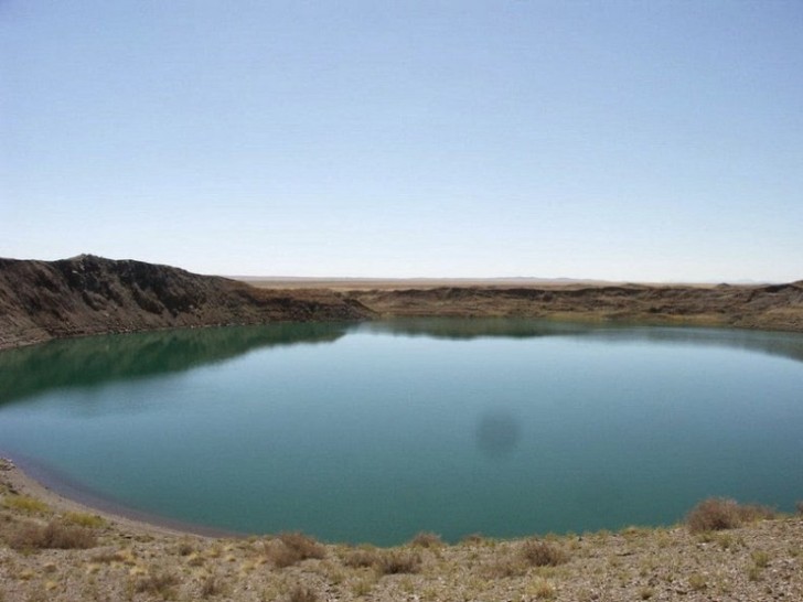 Idag är kratern en konstgjord sjö: inuti finns 100.00 kubikmeter radioaktivt vatten.