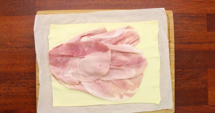 Etalez une feuille de pâte feuilletée, puis mettez y quelques tranches de jambon.