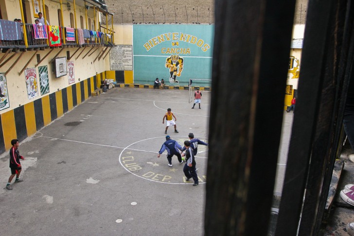 Im Netz kursieren schlimme Geschichten über das Gefängnis in San Pedro. Erzählungen von brutaler Gewalt zwischen Männern und Kindern bzw. von Kindern die in den Handel mit Drogen verwickelt werden.