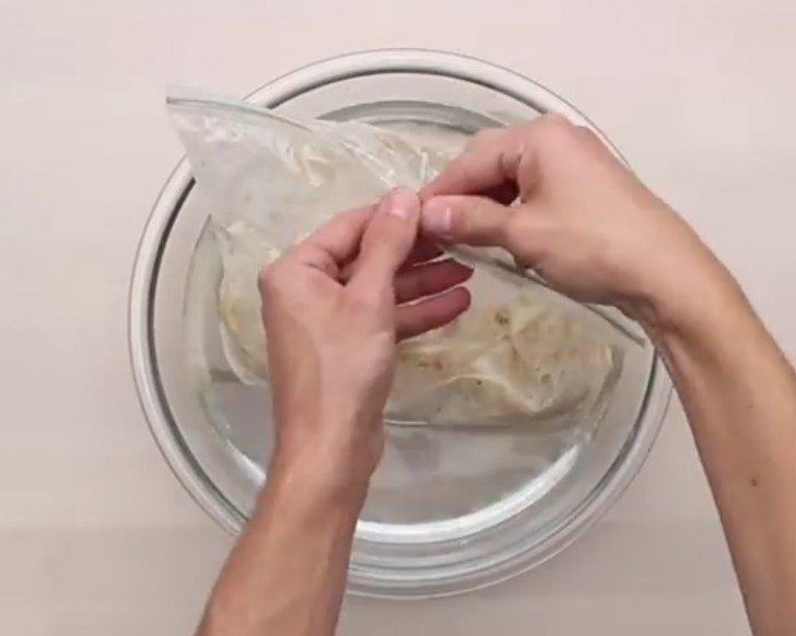 Immerse the plastic bag in a container with lukewarm water and let it rest for 30 minutes. Then open the bag and add about 30 gr of flour.