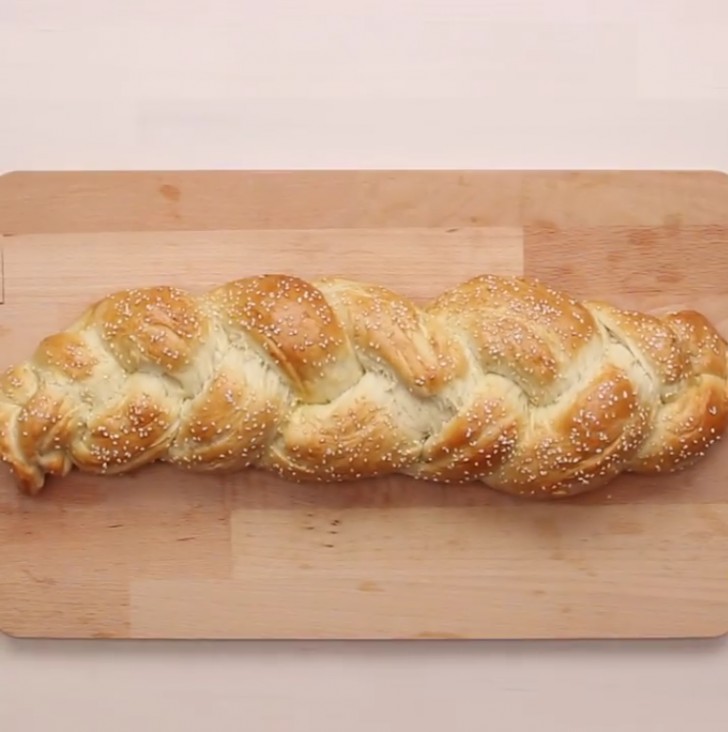 Bake for 40 minutes at 150°C (300°F) and your braided bread is ready to be served!