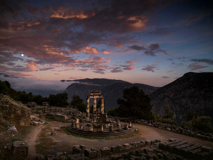 Zonsondergang bij het Heiligdom van Athena Pronaia in Delphi.