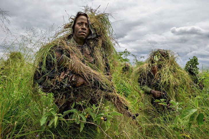 Des rangers sont camouflés pour protéger le parc de Virunga au Congo, sous la menace constante de groupes armés.
