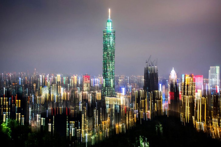 Taipei, hoofdstad van Taiwan verlicht door de vallende nacht.