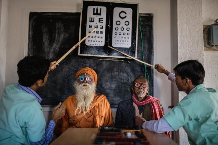 Oogonderzoeken in India, een land waarin 8 miljoen mensen aan ernstig gezichtsvermogenverlies lijden dat echter kan worden hersteld door het dragen van lenzen.