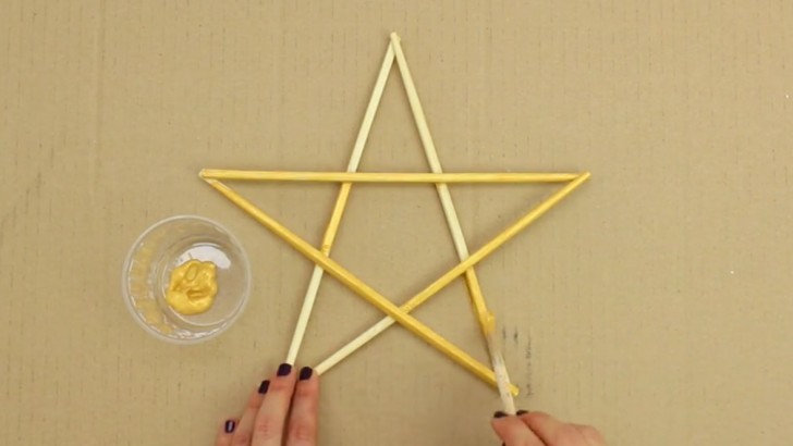 2. Tragt eine Schicht Temperafarbe (am Besten Gold) auf den Stern auf.