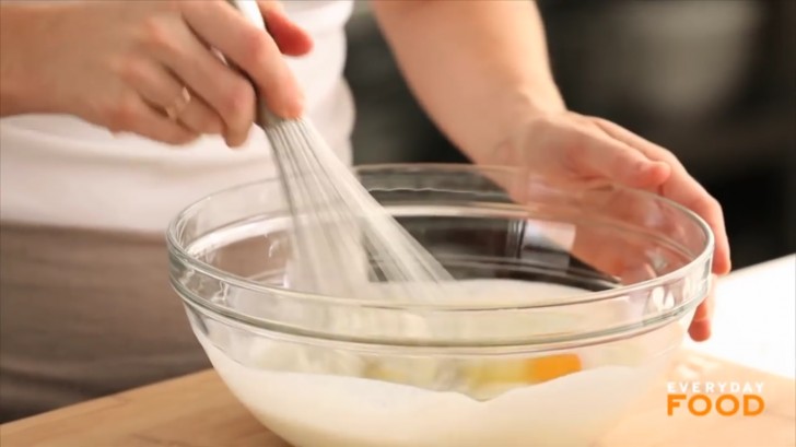 En un bols unir, el yogurt, la leche y el jugo de limon. Mezclar y dejar reposar por 5 minutos. Agregar luego los huevos y el aceite.