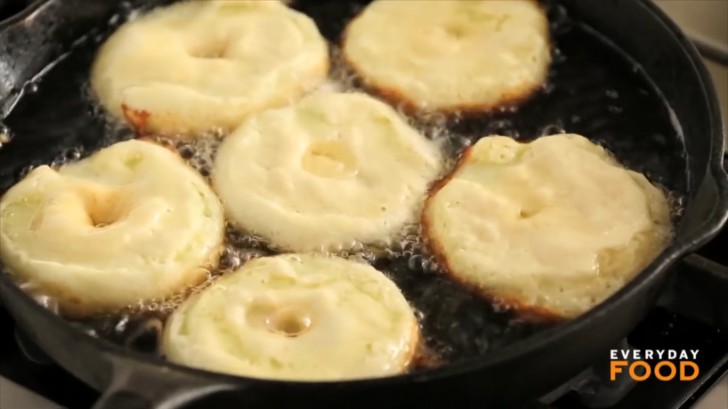 En un sarten hecer calentar el aceite para freir. Pasar las fetas de manzana en la pasta y sumergirlas delicadamente en el aceite.