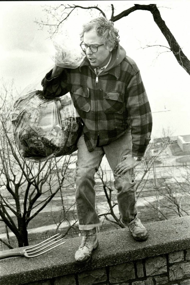 Bernie Sanders raccoglie immondizia in un parco subito dopo essere diventato sindaco di Burlington nel 1981