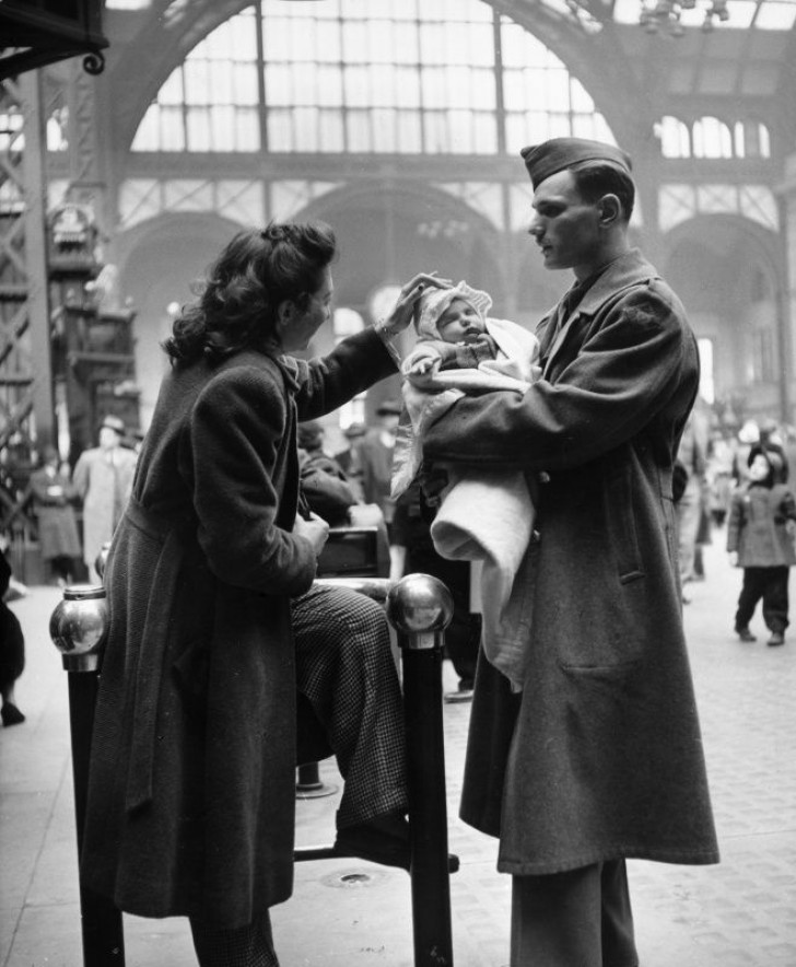 Un soldato americano saluta moglie e figlio in una stazione di New York prima di partire per il fronte nel 1943