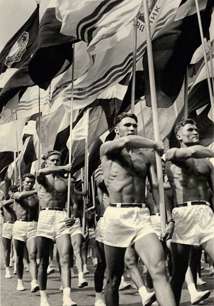 Parata di ginnasti sovietici a Mosca nel 1956