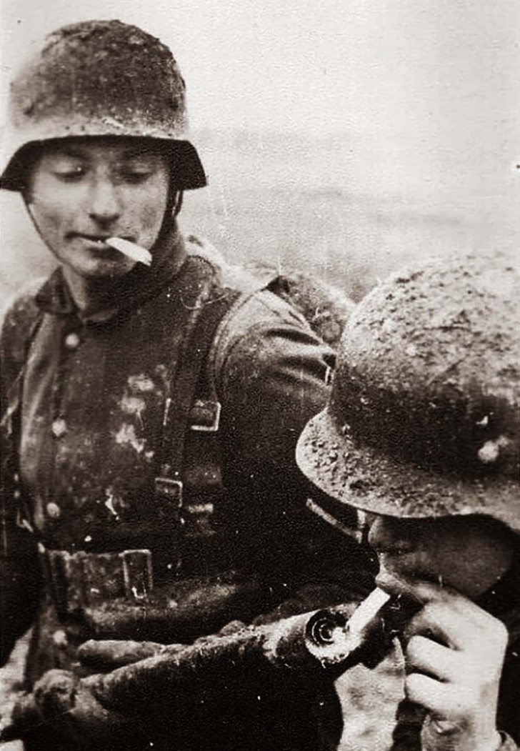 Un soldato tedesco si accende la sigaretta con un lanciafiamme nel 1917