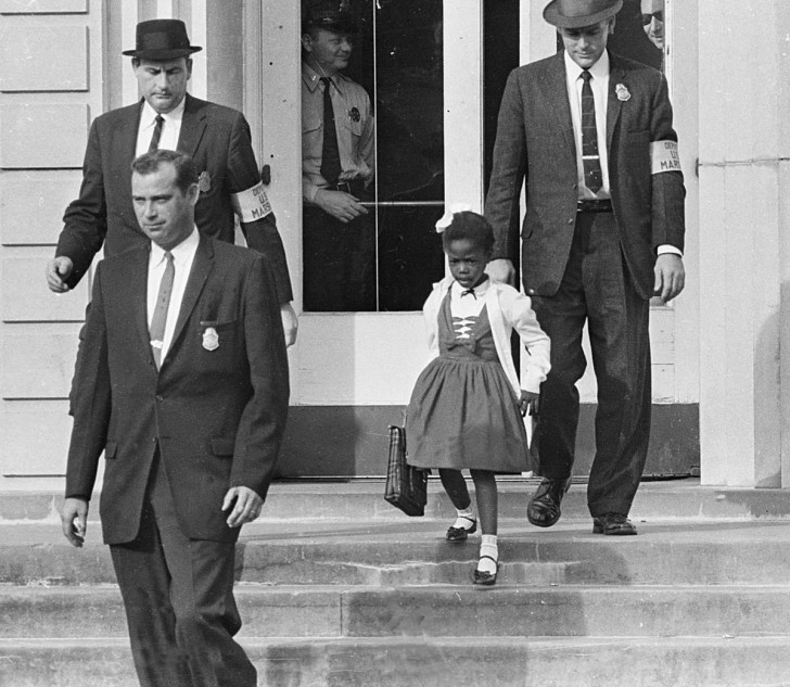 Ruby Bridges, la prima alunna afroamericana ad entrare in una scuola per bianchi nel sud degli USA (1960)